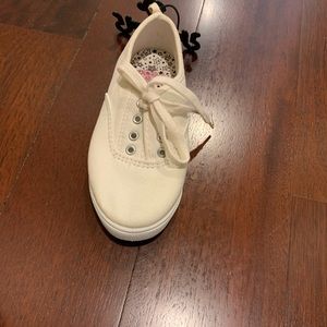 White new tennis shoes